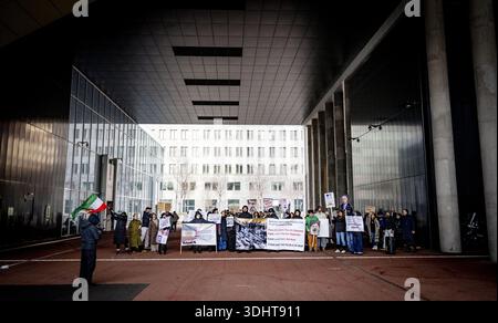 DIE HAAG – im Außenministerium findet Eine Demonstration statt, um niederländische Maßnahmen gegen das iranische Regime zu fordern. Die Demonstranten fordern, dass die Niederlande aufhören, die Diplomatie mit einem Regime zu normalisieren, das "für anhaltende Repressionen, Hinrichtungen und systemische Menschenrechtsverletzungen verantwortlich ist". ROBIN UTRECHT /ANP netherlands Out - belgien Out Stockfoto