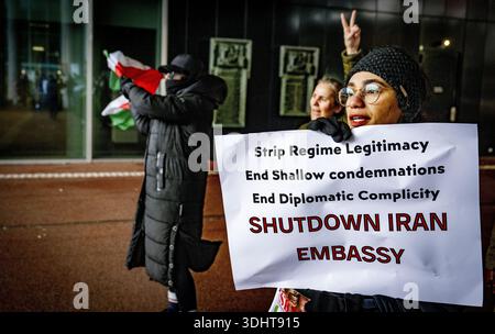 DIE HAAG – im Außenministerium findet Eine Demonstration statt, um niederländische Maßnahmen gegen das iranische Regime zu fordern. Die Demonstranten fordern, dass die Niederlande aufhören, die Diplomatie mit einem Regime zu normalisieren, das "für anhaltende Repressionen, Hinrichtungen und systemische Menschenrechtsverletzungen verantwortlich ist". ROBIN UTRECHT /ANP netherlands Out - belgien Out Stockfoto