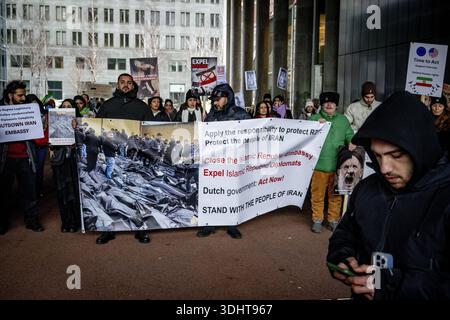 DEN HAAG – im Außenministerium findet Eine Demonstration statt, um von den Niederlanden Maßnahmen gegen das iranische Regime zu fordern. Die Demonstranten fordern, dass die Niederlande aufhören, die Diplomatie mit einem Regime zu normalisieren, das "für anhaltende Repressionen, Hinrichtungen und systemische Menschenrechtsverletzungen verantwortlich ist". ROBIN UTRECHT /ANP netherlands Out - belgien Out Stockfoto