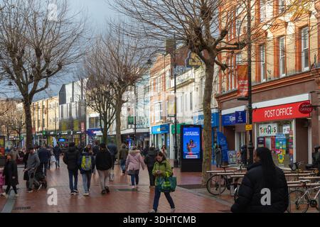 Shopper in der Fußgängerzone Broad Street am Wintertag im Stadtzentrum von Reading, Berkshire, England, Großbritannien Stockfoto