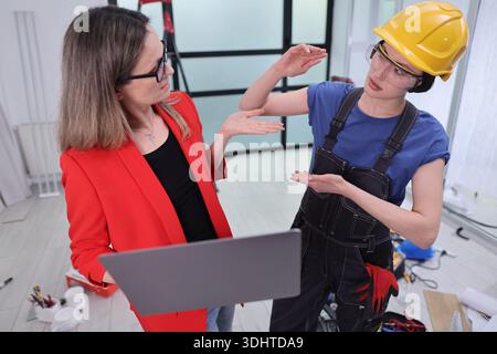 Diskutieren von Projektdetails in einem modernen Bürobereich mit Teamarbeit und Kreativität unter hellem Licht Stockfoto