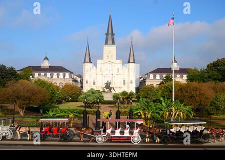 Kutschfahrten stehen für die nächste Gruppe vor der St. Louis Cathedral, einer Kirche auf Jackson Square Stockfoto