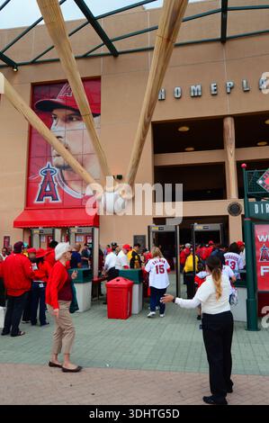 Baseballfans durchqueren eine Sicherheitskontrolle, bevor sie in das Angels Stadium in Anaheim, Kalifornien, gehen, um ihrem Team beim Ball zuzusehen Stockfoto