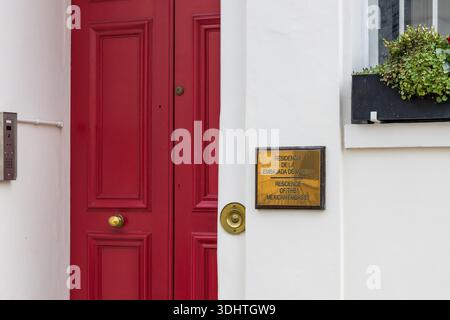 Rote Tür der mexikanischen Botschaft. London, UK, 6. April 2024 Stockfoto