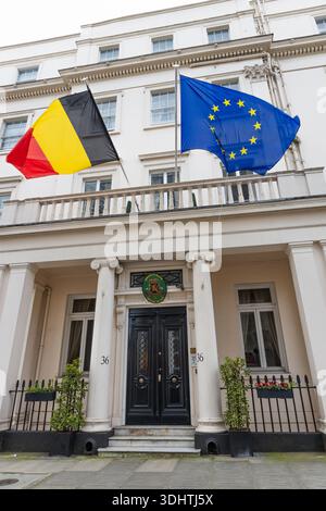 Belgien und Europäische Union Flaggen, die vor der Botschaft fliegen. London, UK, 6. April 2024 Stockfoto
