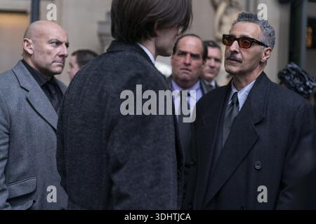 ROBERT PATTINSON als Bruce Wayne, COLIN FARRELL als Oswald Cobblepot/The Penguin und JOHN TURTURRO als Carmine Falcone the Batman (2022) *Filmstill - Ed Stockfoto