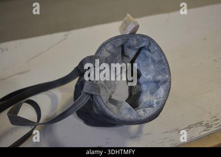 Klettertasche mit Boulderpinsel 2 Stockfoto