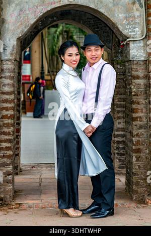 Vietnamesische Braut und Bräutigam zusammen für Hochzeitsfotos, Altstadt, Hanoi, Vietnam Stockfoto