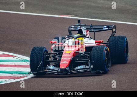 Der Ferrari SF-26 Formel-1-Wagen fährt seine ersten Meter auf der Rennstrecke von Fiorano vor der offiziellen Präsentation. Der neue rote Einsitzer rollt aus der Boxengasse auf die private Teststrecke, die von Charles Leclerc (MON) angetrieben wird, und markiert damit den Beginn seines Shakedown-Rennens vor begeisterten Fans, die sich um den Streckenrand versammeln. (Credits: Alessio De Marco/Unicode Images/Alamy Live News) Stockfoto