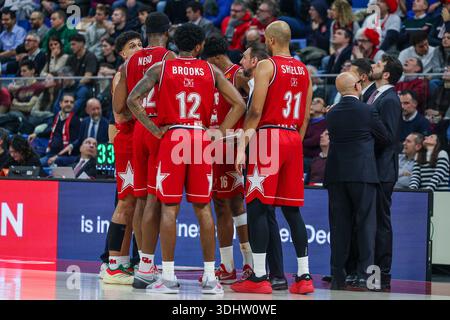 EA7 Emporio Armani Mailand Spieler, die während der EuroLeague 2025/26 in der regulären Saison in Runde 24 zwischen EA7 Emporio Armani Mailand und Zalgiris Kaunas im Unipol Forum in Mailand zu sehen sind. Endergebnis EA7 Emporio Armani Mailand 82 | 86 Zalgiris Kaunas Stockfoto
