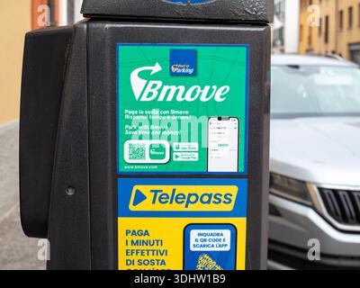 Cremona, Italien 9. Januar 2026 Parkuhr mit Zahlungsinformationen für die Bmove- und Telepass-App, die digitale Lösungen für das Parken in der Stadt anbietet Stockfoto