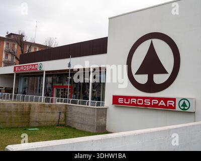 Cremona, Italien 9. Januar 2026 Außenansicht des Eurospar-Supermarkthauses mit Eingang und großem Firmenlogo. Repräsentiert Einzelhandel, Handel und Shoppi Stockfoto