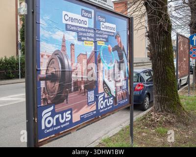 Cremona, Italien 9. Januar 2026 die Plakatwand im Forus Cremona Fitness Center zeigt eine beeindruckende Erweiterung des Fitnessbereichs mit einer Vielzahl von Sportarten Stockfoto