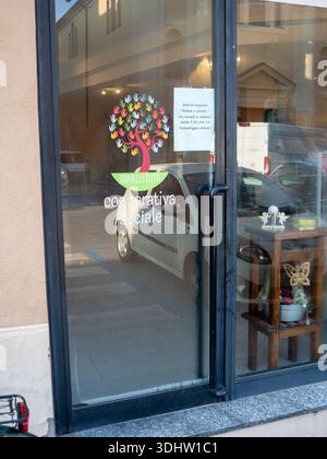 Cremona, Italien 9. Januar 2026 Fratelli Tutti Fenster mit einem Baumlogo aus mehrfarbigen Händen, das die Gemeinde symbolisiert Stockfoto