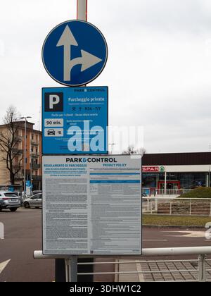 Cremona, Italien, 9. Januar 2026 Beschilderung und Informationsdisplay, in dem die Vorschriften für Privatparkplätze, das Fahrzeugmanagement und der Datenschutz in a s erläutert werden Stockfoto