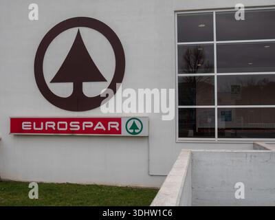 Cremona, Italien 9. Januar 2026 Außenfassade des Eurospar-Supermarkthauses mit Markenlogo und Beschilderung, die eine Lebensmittelkette und deren com repräsentiert Stockfoto