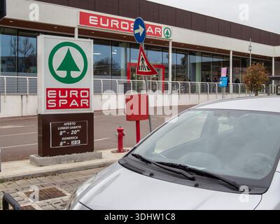 Cremona, Italien 9. Januar 2026 Außenfassade des Eurospar-Supermarkts mit markantem Branding, Logo und einem Schild mit den Öffnungszeiten auf einem Overca Stockfoto