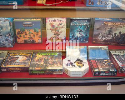 Cremona, Italien, 9. Januar 2026 Brettspiel mit Warhammer, Masters of the Universe, HeroQuest, Harry Potter und Teenage Mutant Ninja Tur Stockfoto