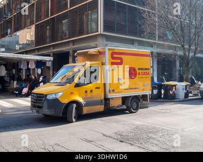 Cremona, Italien 9. Januar 2026 Esselunga Ein gelber, kommerzieller Lieferwagen von Casa Casa, der auf einer Straße der Stadt geparkt ist und die Lebensmittellieferung und Logistik veranschaulicht Stockfoto