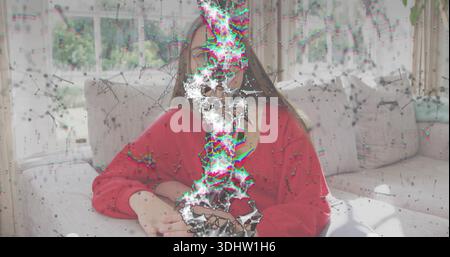 Sitzende Frau in rotem Pullover, Brille, Hände im Wohnzimmer liegend, RGB-Fehler Stockfoto