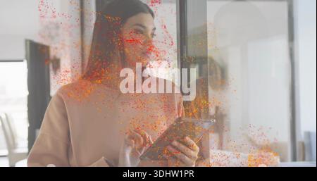 Klopfende Tablette, Frau mit beigefarbenem Rundhalsausschnitt im modernen Raum durch Fenster und Glas, orange-rote Überlagerung Stockfoto