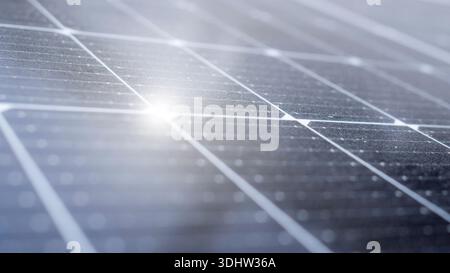 Hochwinkel-Nahaufnahme moderner Photovoltaik-Solarpaneele unter hellem Sonnenlicht für saubere erneuerbare Energien und nachhaltige Technologie Stockfoto