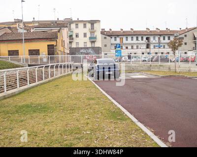 Cremona, Italien 9. Januar 2026 Porsche Macan 4 Electric SUV, Modell 2024, Aufladen an einer Außenstation, Symbol für nachhaltigen Transport und Zukunft Stockfoto