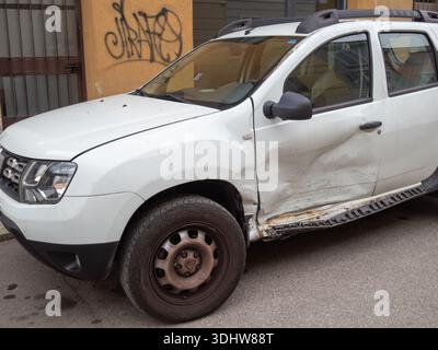 Cremona, Italien 9. Januar 2026 Weißer Dacia Duster SUV mit schweren Schäden an der Beifahrertür und am Kotflügel durch Kollision, Parken auf der Stadtstraße, kein pe Stockfoto