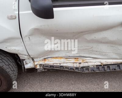 Cremona, Italien 9. Januar 2026 Weißer Dacia Duster SUV mit schweren Schäden an der Beifahrertür und am Kotflügel durch Kollision, Parken auf der Stadtstraße, kein pe Stockfoto