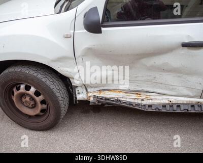 Cremona, Italien 9. Januar 2026 Weißer Dacia Duster SUV mit schweren Schäden an der Beifahrertür und am Kotflügel durch Kollision, Parken auf der Stadtstraße, kein pe Stockfoto