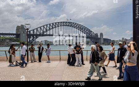 Berühmte Sydney Harbour Bridge vom Opernhaus in Sydney, NSW, Australien am 8. Dezember 2025 Stockfoto