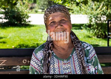 Shamsiddin, Usbekistan - 19. August 2025: Ältere usbekische Dame mit Goldzähnen in Shamsiddin Stockfoto