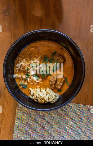 Blick von oben auf das nordthailändische Essen Khao Soi, Fokus selektiv Stockfoto