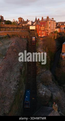 Vertikale Luftaufnahme der Bridgnorth Cliff Railway am frühen Morgen, Bridgnorth, England Stockfoto
