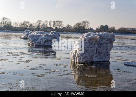 Eisberge an der Elbe bei Geesthacht an einem kalten Wintertag. Geesthacht, Schleswig-Holstein, Deutschland Stockfoto