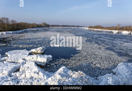Eisfluss auf der Elbe im Bereich der Bundeswasserstraße bei Geesthacht an einem kalten Wintertag. Kleine Eisberge schwimmen stromabwärts. Geesthacht, Schleswig- Stockfoto