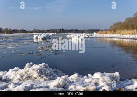 Eisfluss auf der Elbe im Bereich der Bundeswasserstraße bei Geesthacht an einem klaren Wintertag. Kleine Eisberge schwimmen stromabwärts. Geesthacht, Schleswig Stockfoto