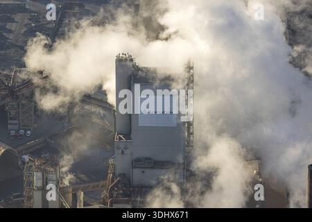 Luftaufnahme, Aurubis AG Recyclingkupferhersteller und Kupferrecycler, Rauchwolke, Gahmen, Luenen, Ruhrgebiet, Nordrhein-Westfalen, Deutschland, DE, St Stockfoto