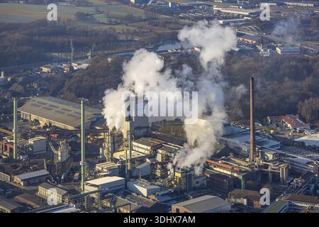 Luftaufnahme, Aurubis AG Recyclingkupferhersteller und Kupferrecycler, Rauchwolke, Gahmen, Luenen, Ruhrgebiet, Nordrhein-Westfalen, Deutschland, DE, St Stockfoto