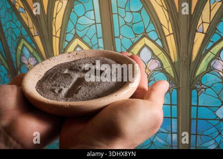 Hände halten Asche mittwoch-Asche mit Buntglashintergrund Stockfoto