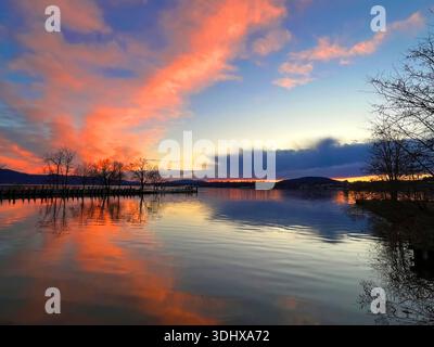 Ein Sonnenuntergang auf dem Hudson River in Beacon, New York State, USA. Stockfoto