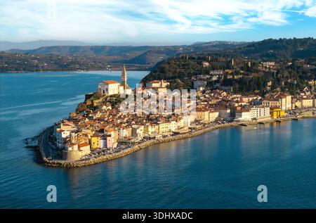 Blick aus der Vogelperspektive auf die Halbinsel der Altstadt von Piran mit farbenfrohen Häusern und Leuchtturm kap-Adria-Meer Slowenien Stockfoto