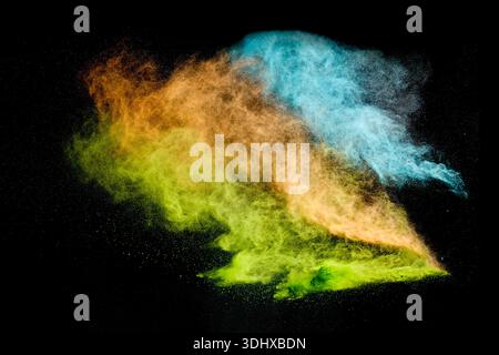 Buntes Pulver explodiert und erzeugt eine lebendige Staubwolke Stockfoto
