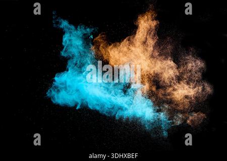 Bunte Pulverexplosion, die abstrakte Staubwolke erzeugt Stockfoto