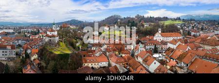 Panorama der Altstadt von Kamnik und Mali Grad aus der Vogelperspektive: Mittelalterliche Kapelle auf einem Felsen mit Kamnik-Savinja-Alpen, Blick auf das slowenische Kulturerbe Stockfoto