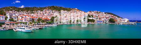 Griechenland Reise und landschaftlich reizvolle Orte. traditioanl Greek Slands - authentische Skopelos in Sporaden. Panorama des Hafens und weiß getünchte Häuser der Altstadt Stockfoto
