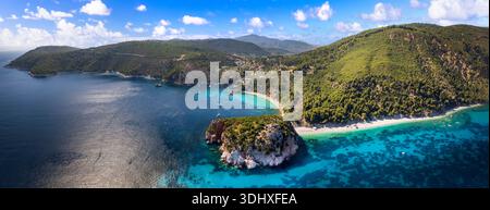 Die besten Strände Griechenlands. Sporaden. Wunderschöne Insel Skopelos - Stafilos (Staphylos) und Velanio Strand mit türkisfarbenem Kristallmeer umgeben von grünem hil Stockfoto