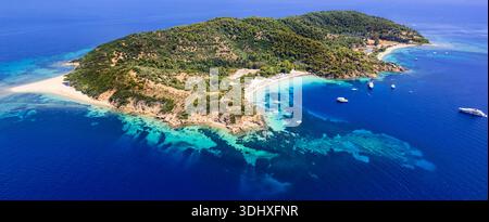 Griechenland, die schönsten Strände der Insel Skiathos (Sporaden) - atemberaubende Insel Tsouguria mit weißen Sandstränden. Hochwinkelantenne Stockfoto