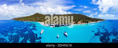 Griechenland segelt griechische Reise. Panoramablick über die Drohne auf Kastani - der schönste Strand auf Skopelos Insel Sporades, kristallklares türkisfarbenes Meer der Drohne Stockfoto