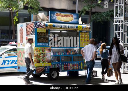 New York, USA - 26. August 2017: Ein Lebensmittelhändler in einer belebten New York City Street bietet eine Vielzahl leckerer Optionen, die hungrige Passanten und Tou anlocken Stockfoto